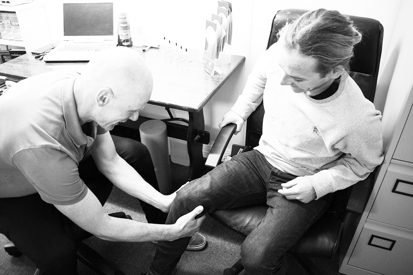 Physio Troy assesses clients knee
